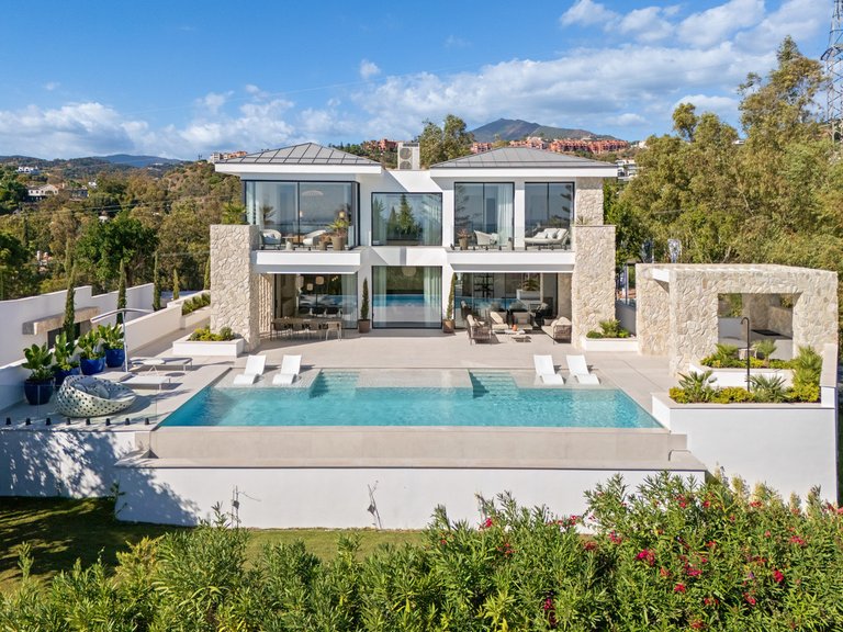 Villa for Sale in La Quinta, Malaga 2