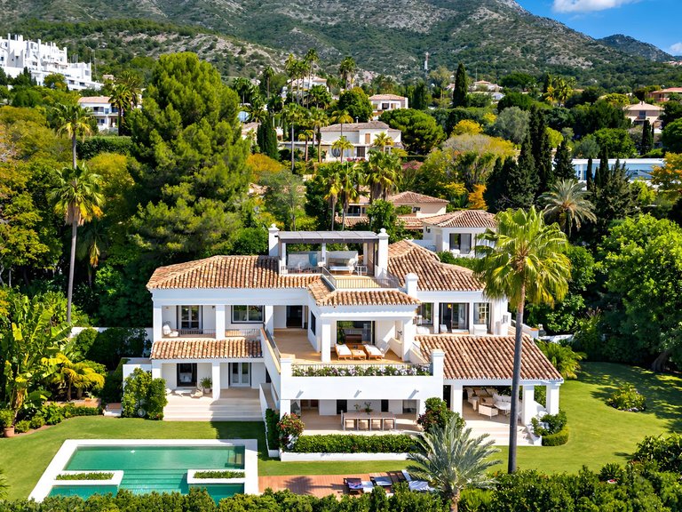 Villa for Sale in The Golden Mile, Malaga 1