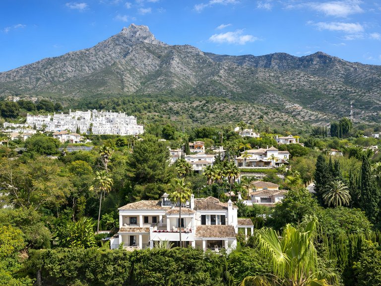 Villa for Sale in The Golden Mile, Malaga 11