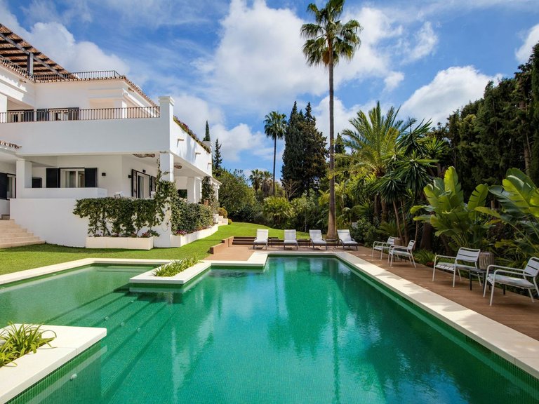 Villa for Sale in The Golden Mile, Malaga 2