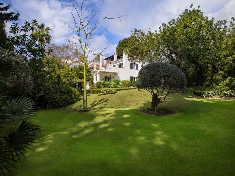 Villa for Sale in The Golden Mile, Malaga 3