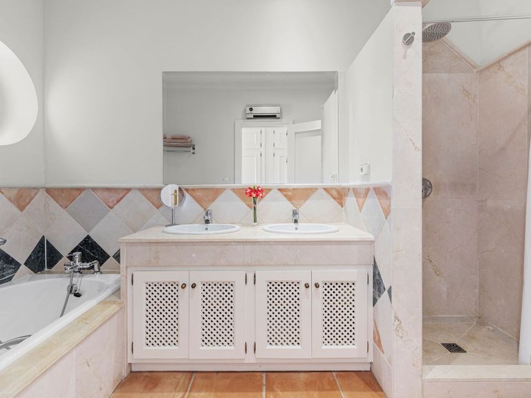 Villa for Sale in The Golden Mile, Malaga 38