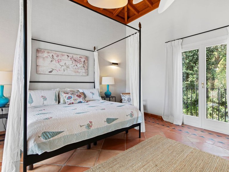 Villa for Sale in The Golden Mile, Malaga 40