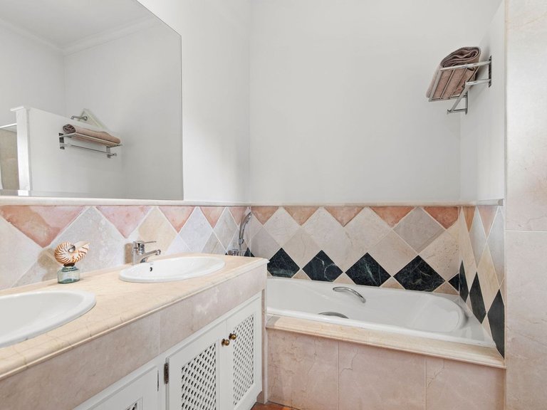 Villa for Sale in The Golden Mile, Malaga 41