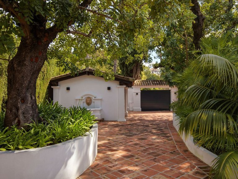 Villa for Sale in The Golden Mile, Malaga 43
