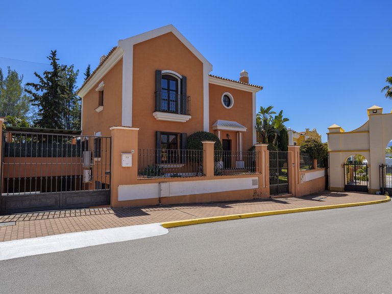 Villa for Sale in Guadalmina Alta, Malaga 34