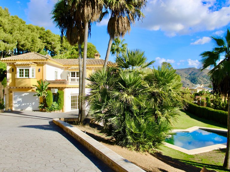 Villa for Sale in Hacienda Las Chapas, Malaga 5