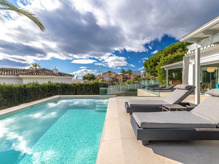 Villa for Sale in Las Chapas, Malaga 1