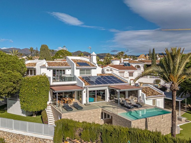 Villa for Sale in Las Chapas, Malaga 2