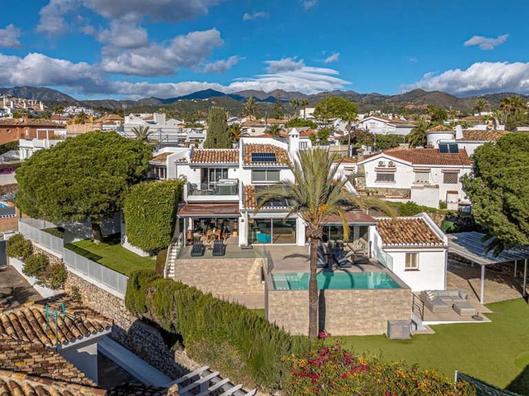 Villa for Sale in Las Chapas, Malaga 49