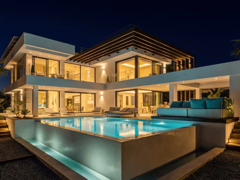 Villa for Sale in Los Flamingos, Malaga 1