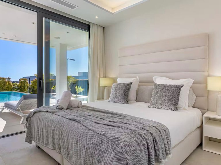 Villa for Sale in Los Flamingos, Malaga 11