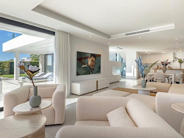 Villa for Sale in Los Flamingos, Malaga 2