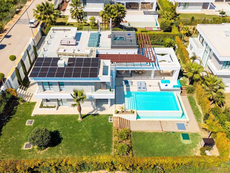 Villa for Sale in Los Flamingos, Malaga 28
