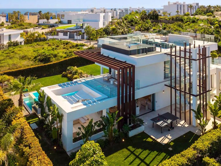 Villa for Sale in Los Flamingos, Malaga 30