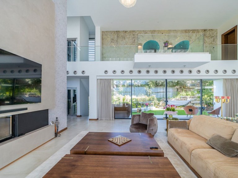 Villa for Sale in Los Arqueros, Malaga 12