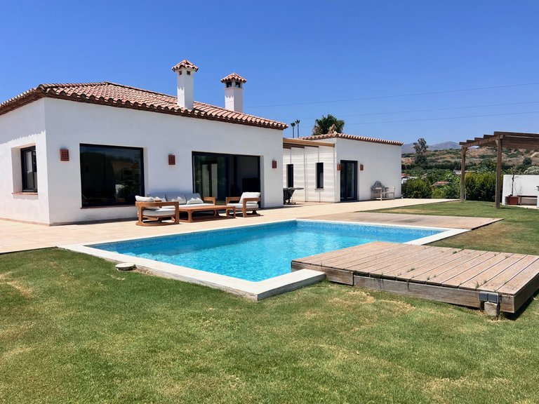 Villa for Sale in New Golden Mile, Malaga 1