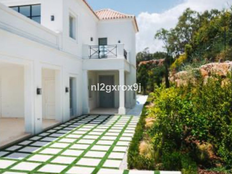 Villa for Sale in Nueva Andalucía, Malaga 36