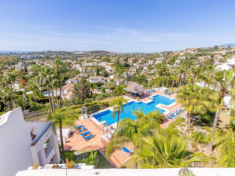 Apartment for Sale in Nueva Andalucía, Malaga 1