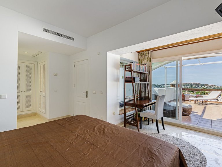 Apartment for Sale in Nueva Andalucía, Malaga 15