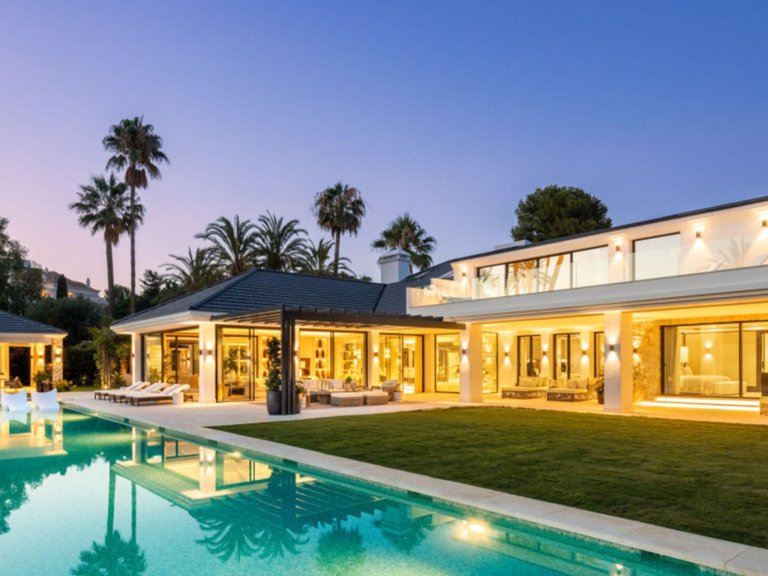 Villa for Sale in Nueva Andalucía, Malaga 1