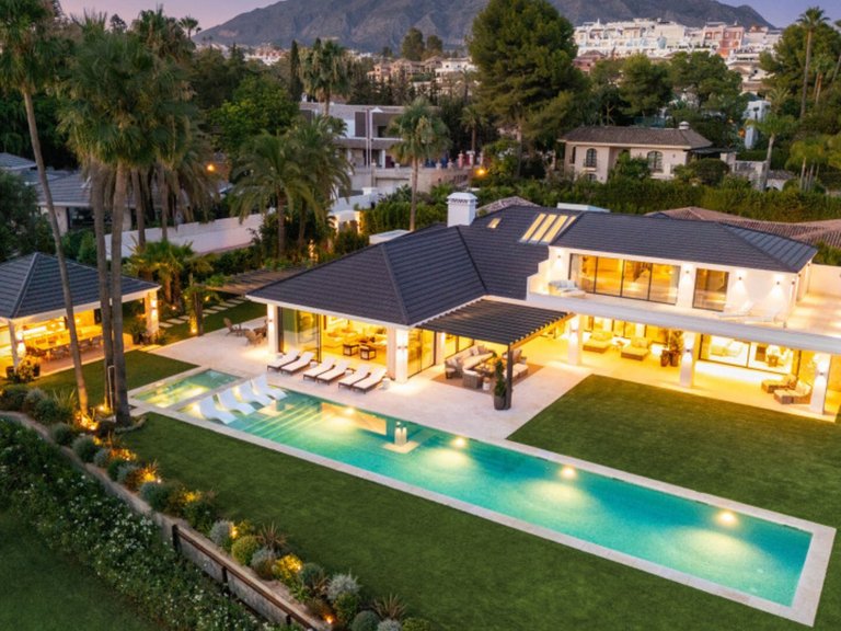 Villa for Sale in Nueva Andalucía, Malaga 2