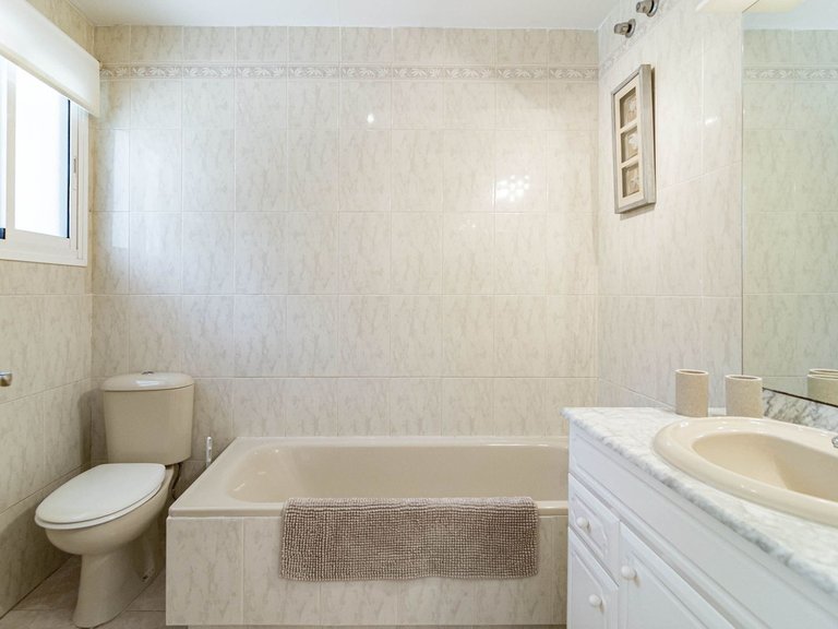 Villa for Sale in Calahonda, Malaga 28