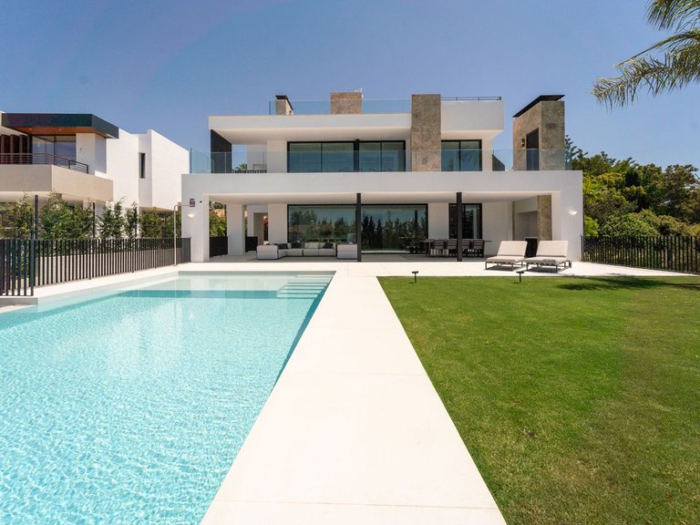 Villa for Sale in Nueva Andalucía, Malaga 1