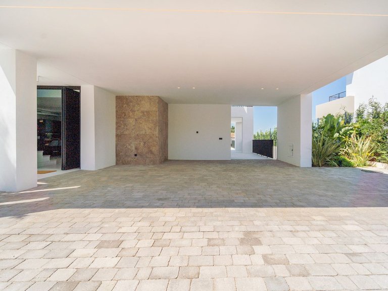 Villa for Sale in Nueva Andalucía, Malaga 9