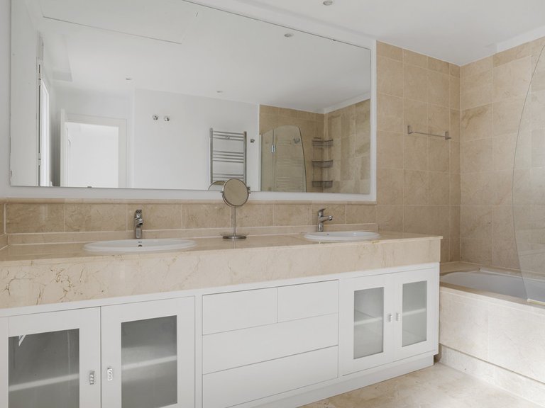 Apartment for Sale in Nueva Andalucía, Malaga 8