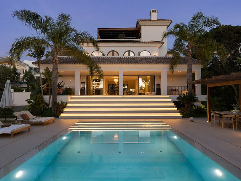 Villa for Sale in Nueva Andalucía, Malaga 1
