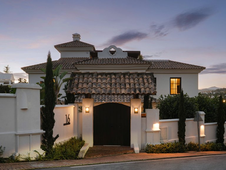 Villa for Sale in Nueva Andalucía, Malaga 2