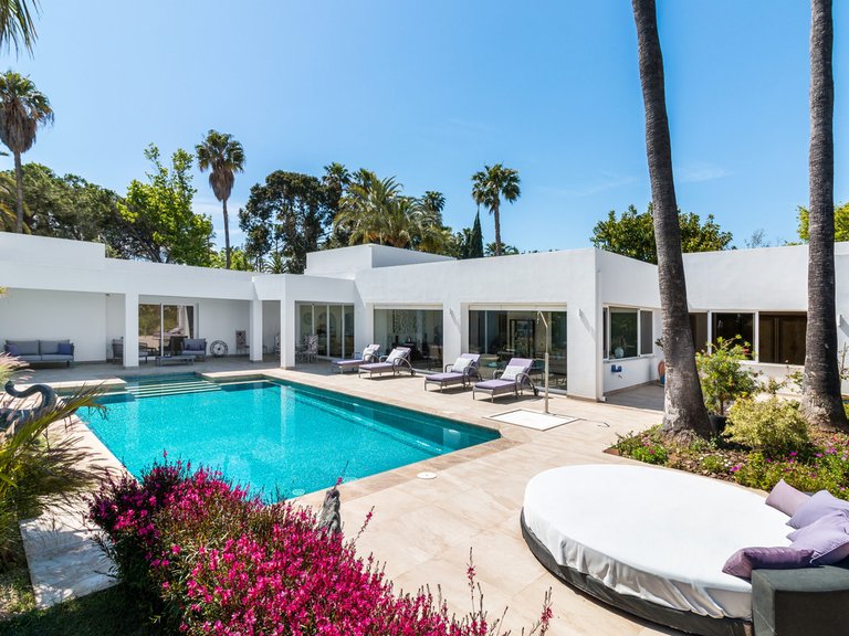 Villa for Sale in El Paraiso, Malaga 1