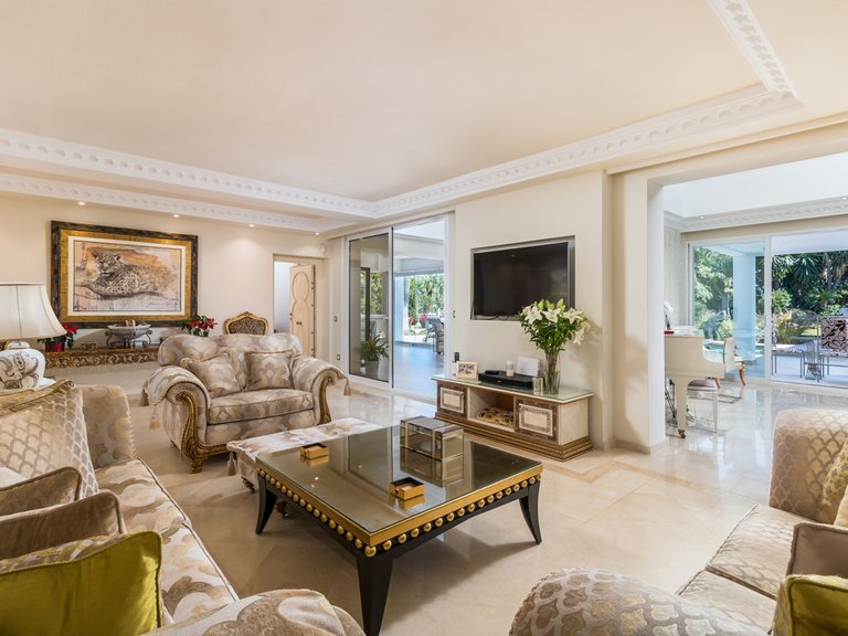 Villa for Sale in El Paraiso, Malaga 11