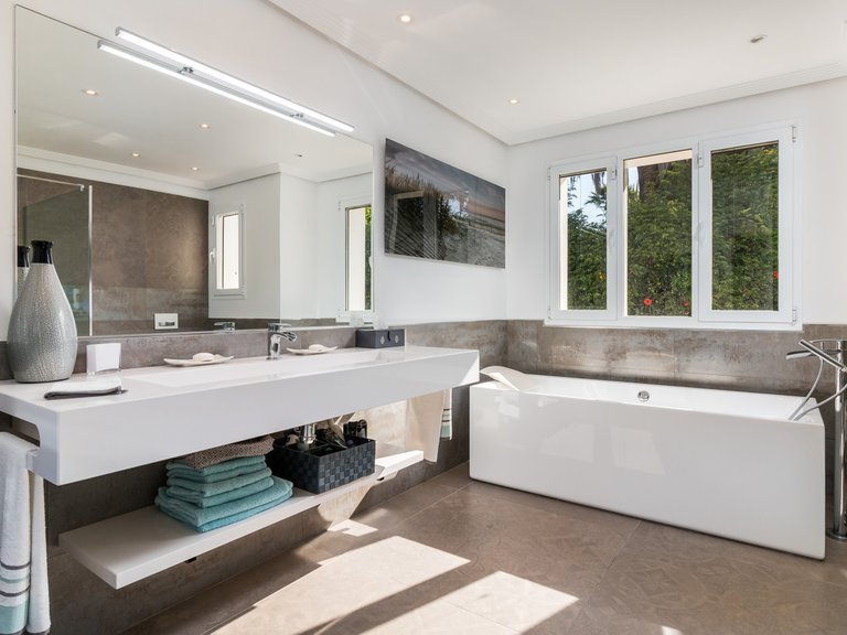 Villa for Sale in El Paraiso, Malaga 18