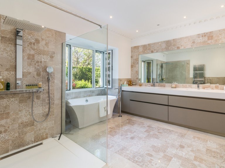 Villa for Sale in El Paraiso, Malaga 23