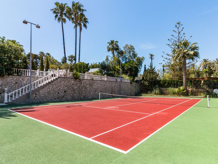 Villa for Sale in El Paraiso, Malaga 4
