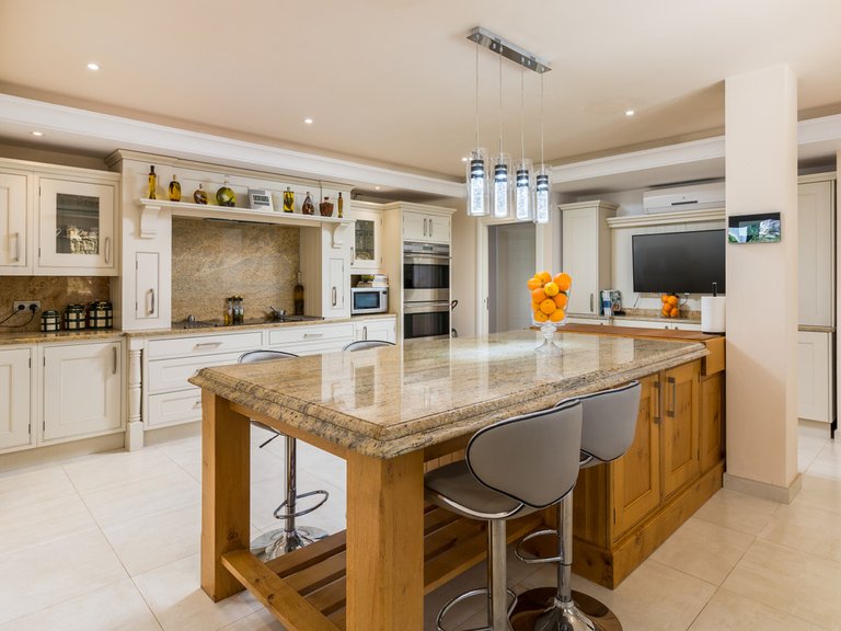Villa for Sale in El Paraiso, Malaga 6