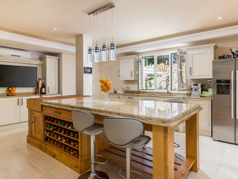 Villa for Sale in El Paraiso, Malaga 7