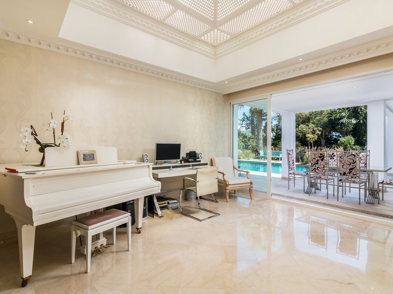 Villa for Sale in El Paraiso, Malaga 9