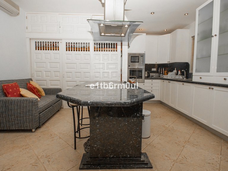 Apartment for Sale in The Golden Mile, Malaga 19