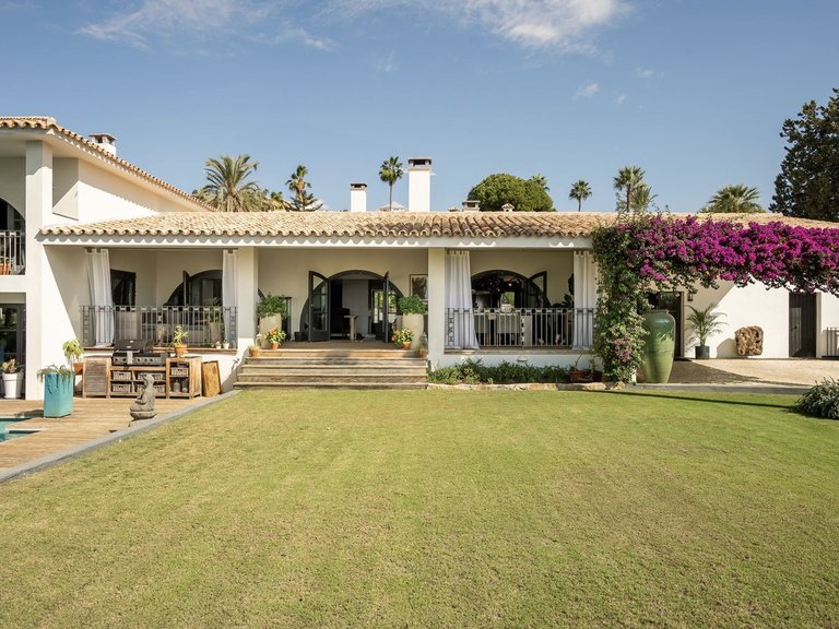 Villa for Sale in El Paraiso, Malaga 1