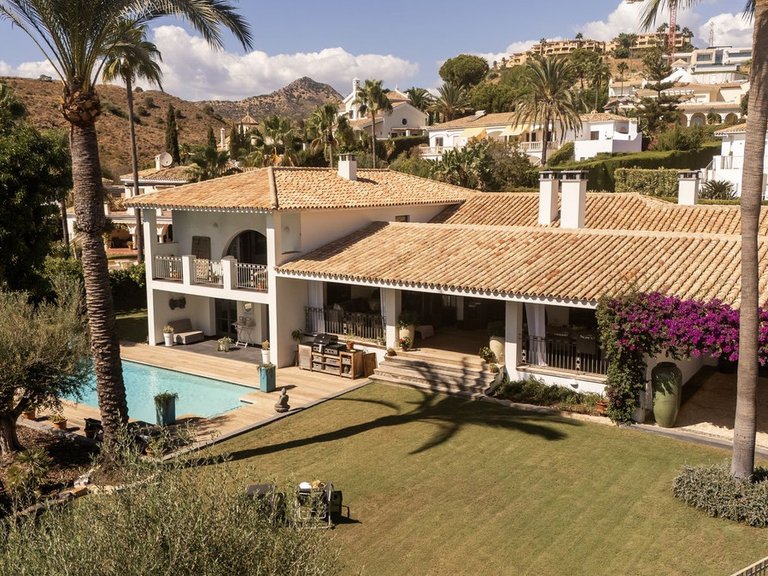 Villa for Sale in El Paraiso, Malaga 3