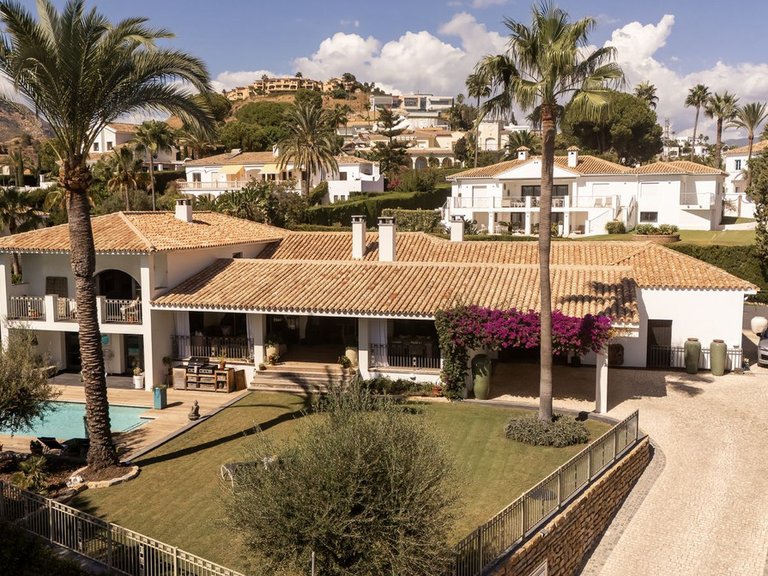 Villa for Sale in El Paraiso, Malaga 4