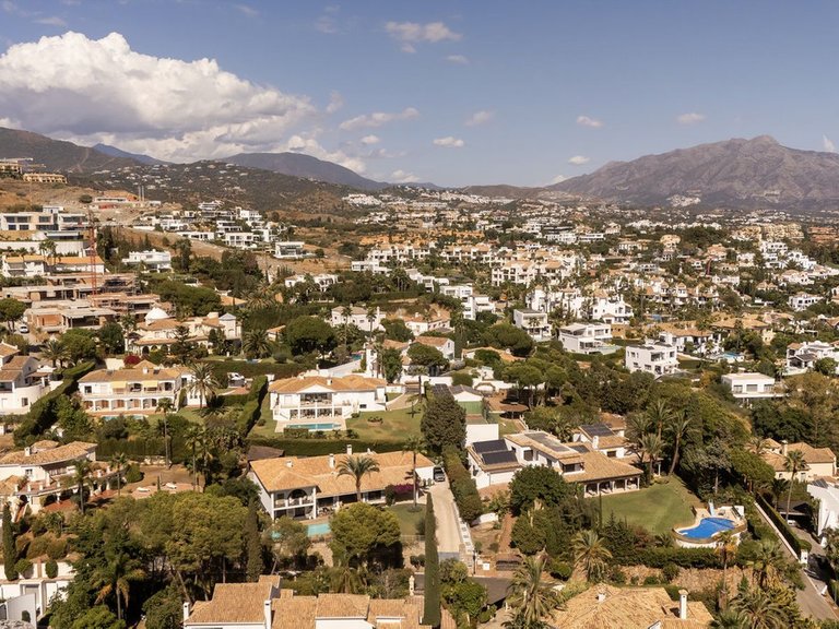 Villa for Sale in El Paraiso, Malaga 48