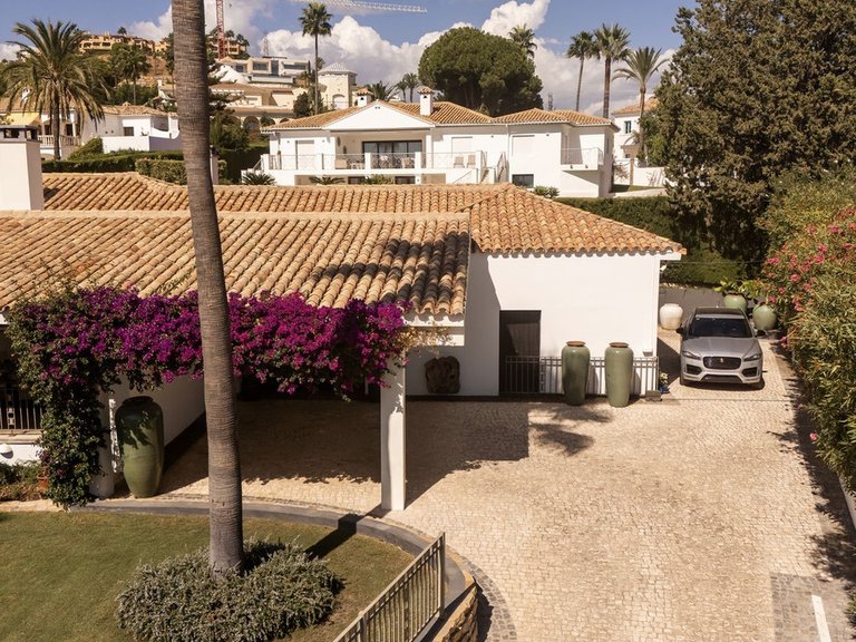 Villa for Sale in El Paraiso, Malaga 5