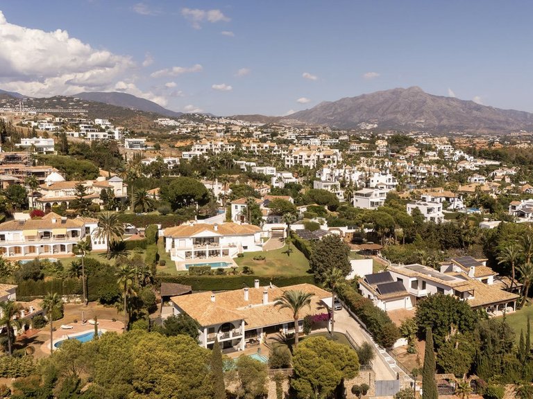 Villa for Sale in El Paraiso, Malaga 53