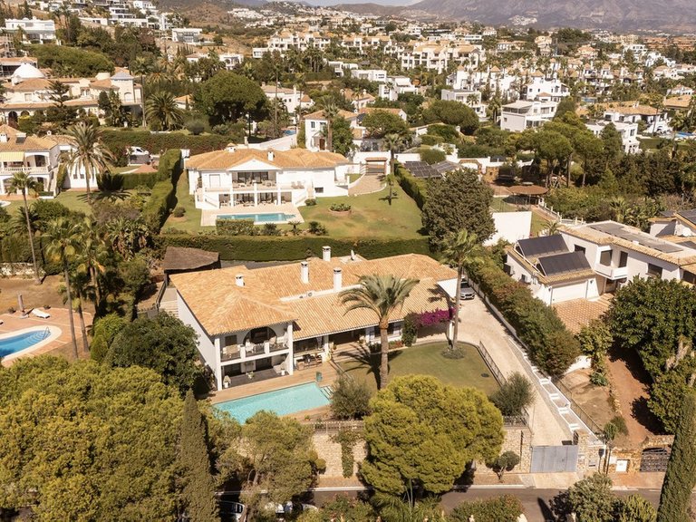 Villa for Sale in El Paraiso, Malaga 56