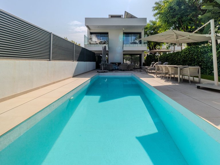 Villa for Sale in Puerto Banús, Malaga 1