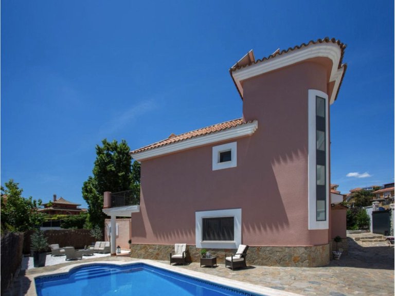 Villa for Sale in San Luis De Sabinillas, Malaga 1